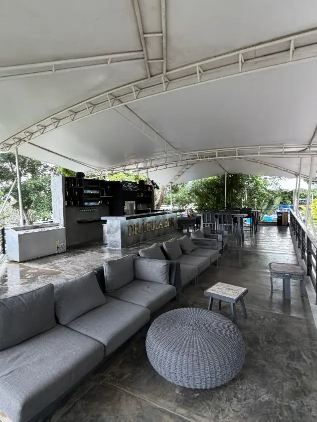 La terraza techada del café, con sofás